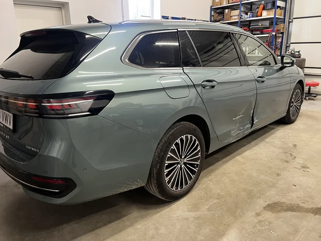 Uste vahetus, osaliselt karp ja kogu külje värv, kahjustus