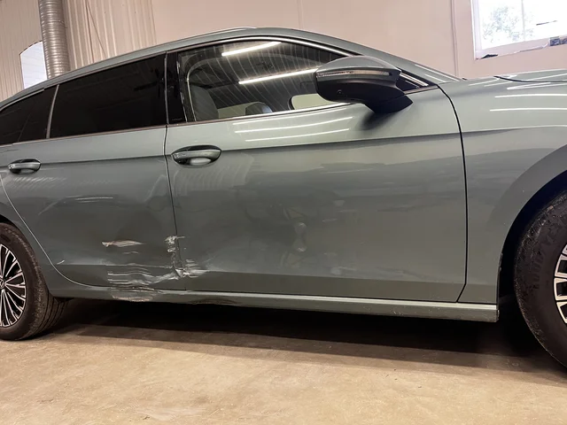 Uste vahetus, osaliselt karp ja kogu külje värv, kahjustus