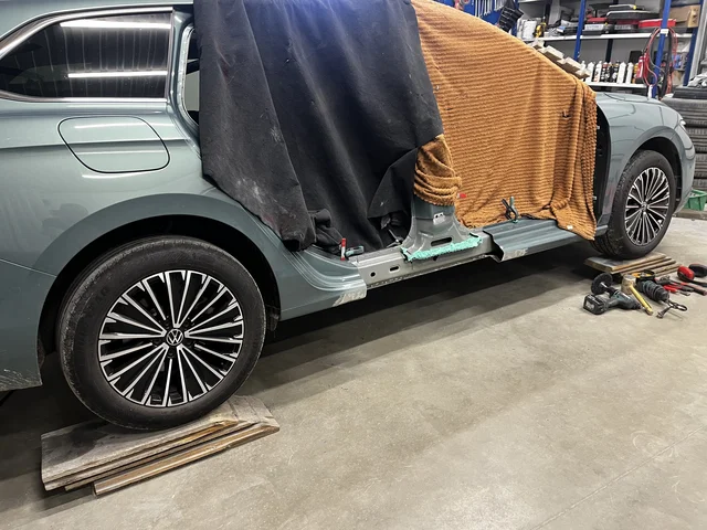 Uste vahetus, osaliselt karp ja kogu külje värv, remonttööd