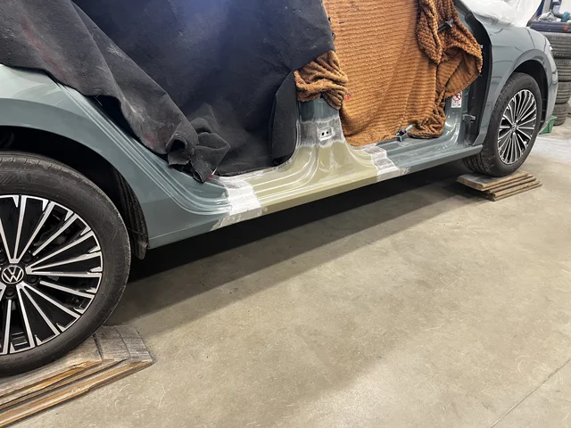 Uste vahetus, osaliselt karp ja kogu külje värv, remonttööd